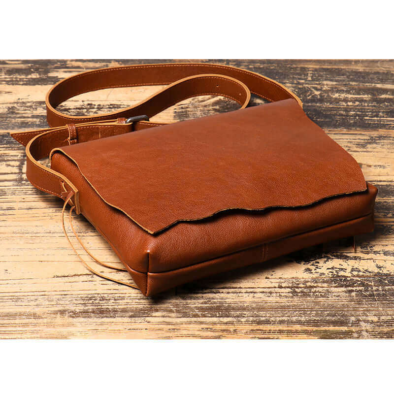 Messenger bag with adjustable shoulder strap in vintage brown leather.