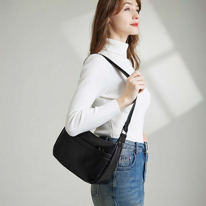 Zipper detail of the black leather crossbody purse