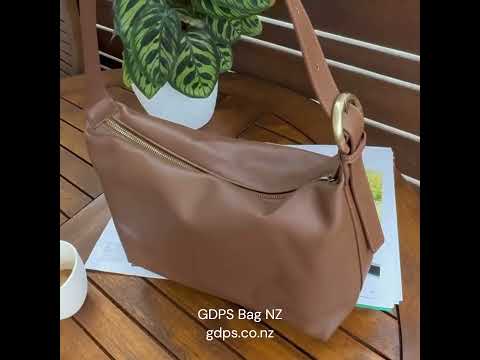 Minimalist leather shoulder bag ideal for various occasions.