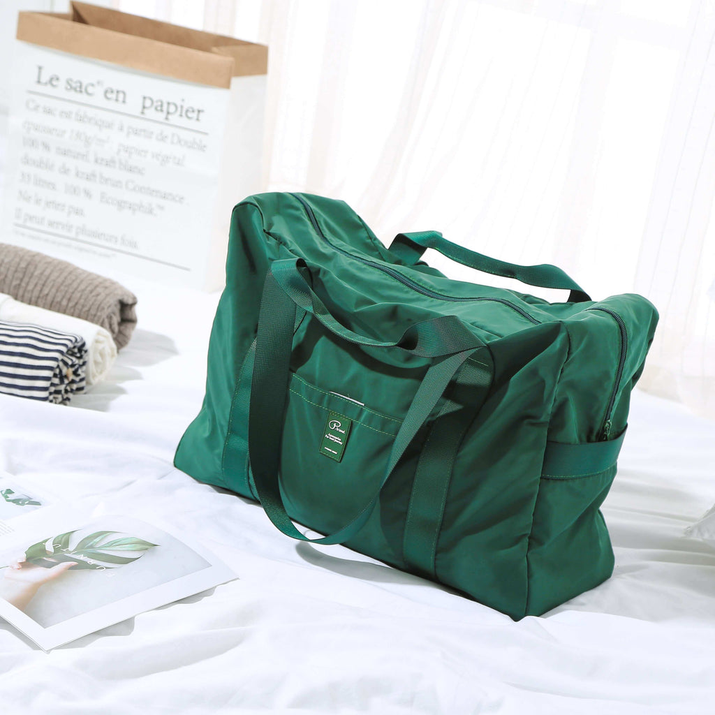 Stylish foldable duffel bag, ideal for weekend getaways or gym sessions.