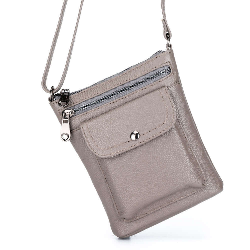 Women's leather crossbody bag, perfect for outings, featuring practical pockets for small items.