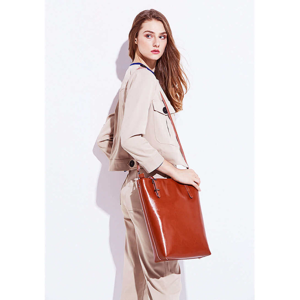 Adjustable shoulder strap of leather tote bag

